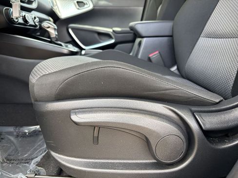 Used 2025 Kia Soul LX w/ LX Technology Package FWD image 27