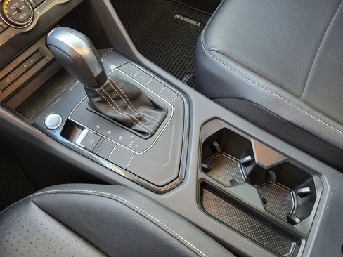 Used 2021 Volkswagen Tiguan SE w/ Panoramic Sunroof Package image 30