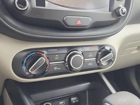 Certified 2025 Kia Soul LX w/ LX Technology Package FWD image 24