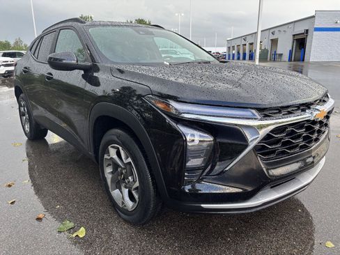Used 2024 Chevrolet Trax LT w/ LT Convenience Package FWD image 9
