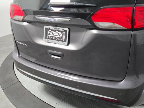 Used 2019 Chrysler Pacifica Touring Plus w/ Tire & Wheel Group FWD image 5