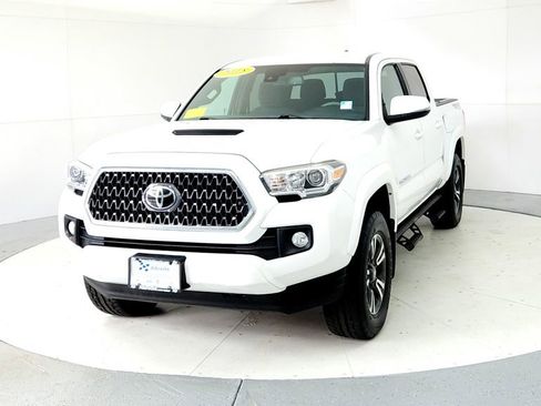 Used 2018 Toyota Tacoma TRD Sport w/ Technology Package AWD/4WD image 2