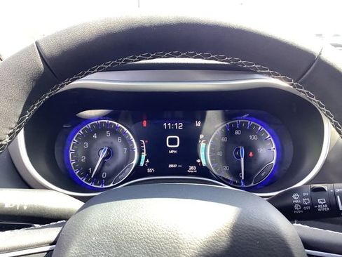 Used 2025 Chrysler Pacifica Select image 14