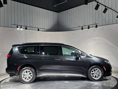 Used 2022 Chrysler Pacifica Touring-L FWD image 4