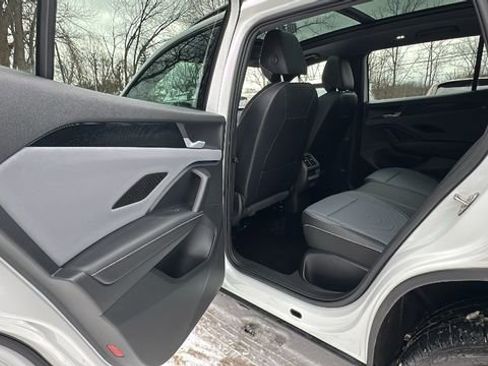 Used 2025 Volkswagen Tiguan SE R-Line image 35