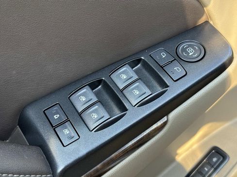 Used 2020 Chevrolet Suburban LT image 25