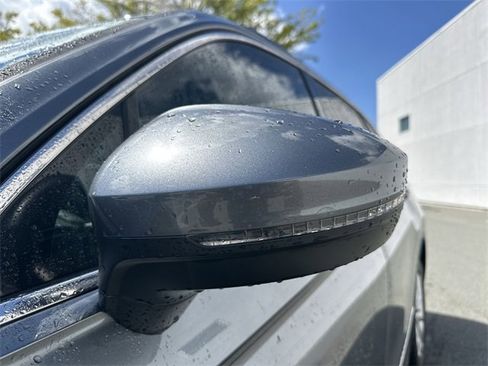 Used 2018 Volkswagen Tiguan SE w/ Panoramic Sunroof Package image 10