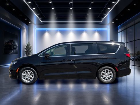 Used 2024 Chrysler Pacifica Touring-L FWD image 7