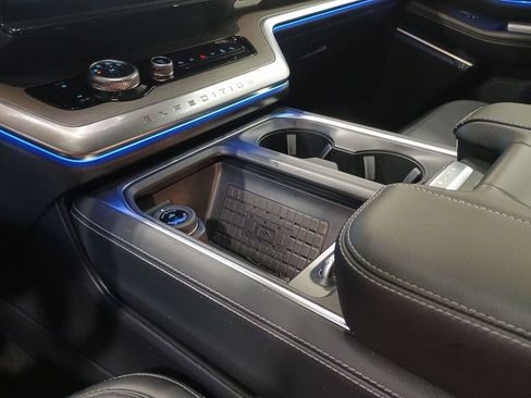 Used 2025 Ford Expedition Platinum image 14