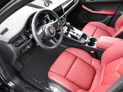 Certified 2026 Porsche Macan AWD/4WD image 4