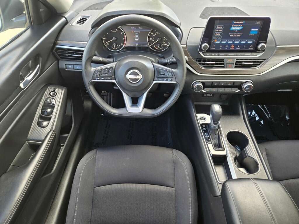 Used 2025 Nissan Altima 2.5 SV FWD image 11