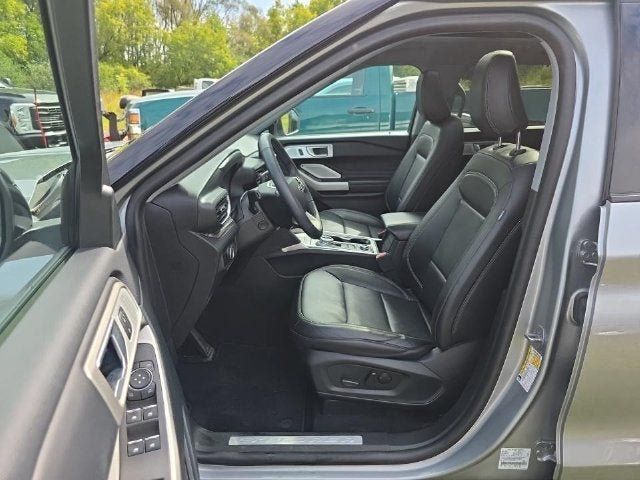 Used 2023 Ford Explorer Limited w/ Limited Technology Package AWD/4WD image 12