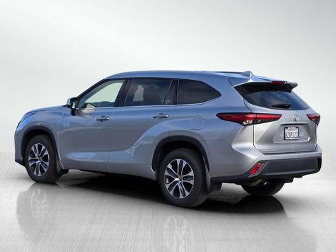 Used 2022 Toyota Highlander XLE AWD/4WD image 8