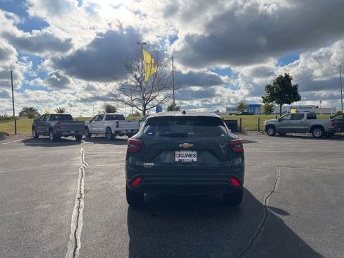 Used 2025 Chevrolet Trax LS image 4