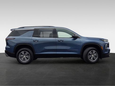 Used 2025 Chevrolet Traverse LT FWD image 4