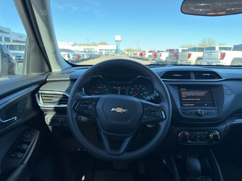 Used 2023 Chevrolet TrailBlazer LT AWD/4WD image 2