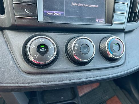 Used 2018 Toyota RAV4 LE FWD image 23