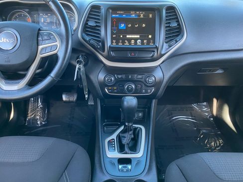 Used 2017 Jeep Cherokee Latitude FWD image 11