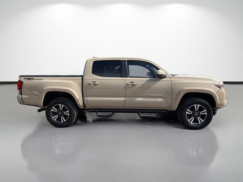 Used 2019 Toyota Tacoma TRD Sport RWD image 2