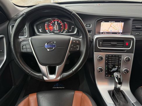 Used 2018 Volvo V60 T5 Cross Country w/ Convenience Package image 2