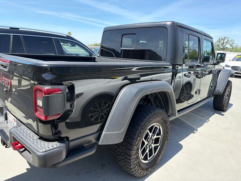 Used 2024 Jeep Gladiator Rubicon w/ Convenience Group AWD/4WD image 3