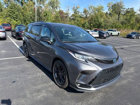 Used 2025 Toyota Sienna XSE FWD image 8