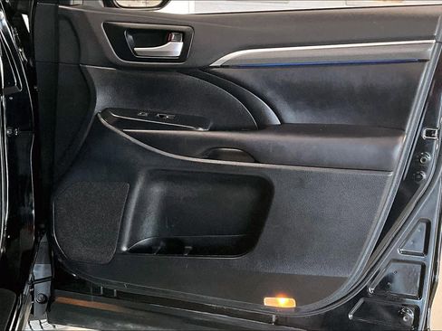 Used 2019 Toyota Highlander SE image 25