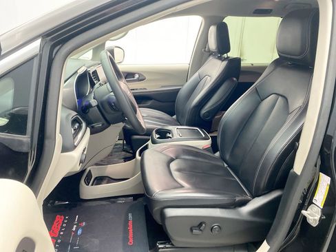 Used 2023 Chrysler Pacifica Touring-L FWD image 14