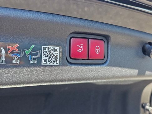Used 2025 Mercedes-Benz C 300 4MATIC Sedan image 19