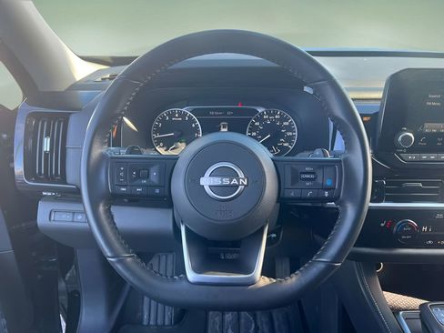 Used 2025 Nissan Pathfinder SV image 18