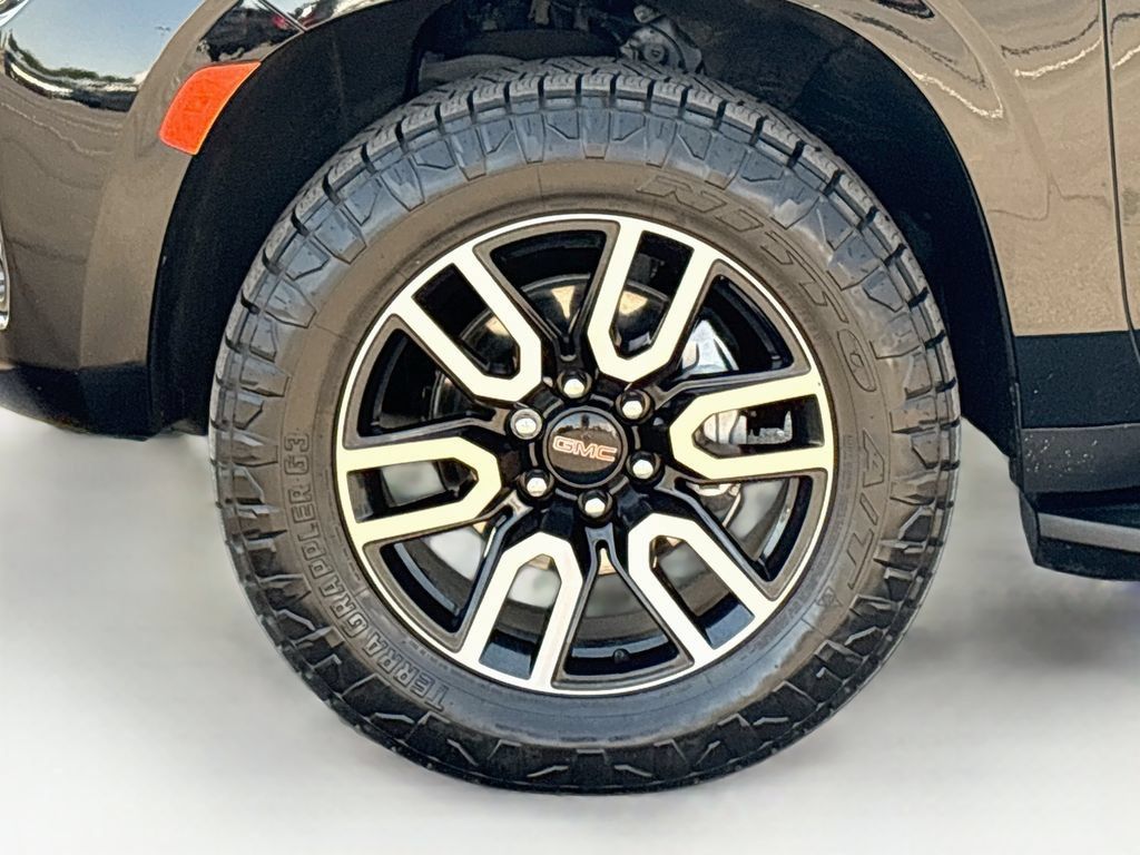 Used 2024 GMC Yukon AT4 w/ Technology Package AWD/4WD image 31