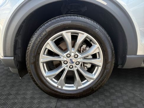 Used 2022 Ford Explorer XLT w/ Equipment Group 202A AWD/4WD image 14