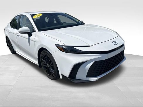 Used 2025 Toyota Camry SE w/ Convenience Package FWD image 7