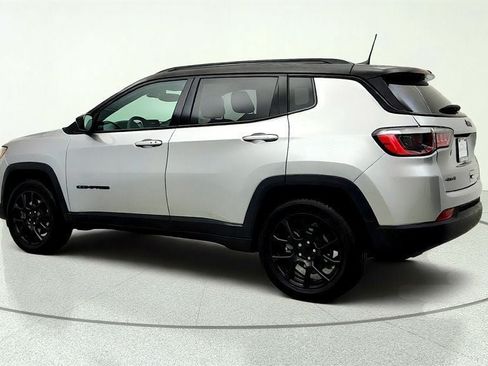 Used 2023 Jeep Compass Latitude w/ Sun and Sound Group AWD/4WD image 7