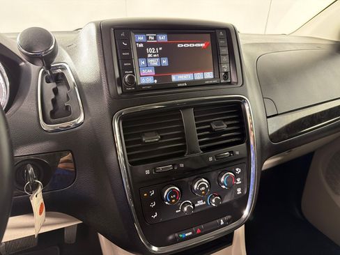 Used 2016 Dodge Grand Caravan SXT w/ UConnect Hands-Free Group FWD image 13