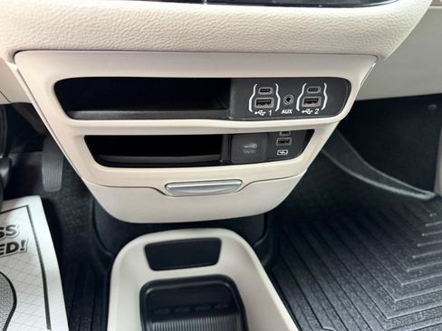 Used 2022 Chrysler Pacifica Touring-L FWD image 18
