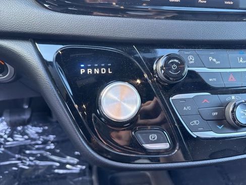 Used 2025 Chrysler Pacifica Select FWD image 24