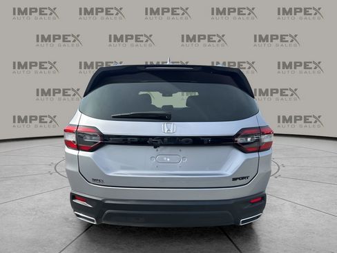 Used 2025 Honda Pilot Sport image 4