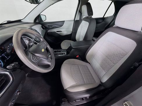 Used 2022 Chevrolet Equinox LS AWD/4WD image 2