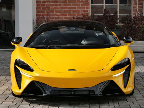 Used 2023 McLaren Artura RWD image 2