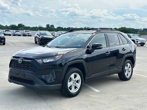 Used 2020 Toyota RAV4 LE AWD/4WD image 2