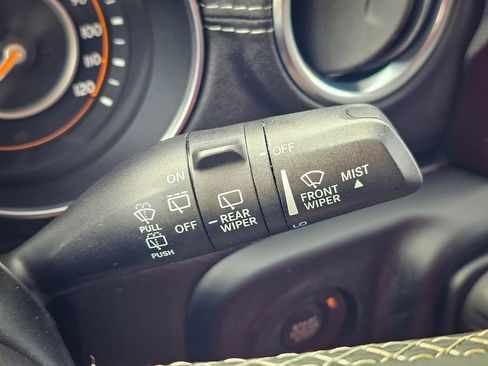 Used 2018 Jeep Wrangler Unlimited Sahara image 15