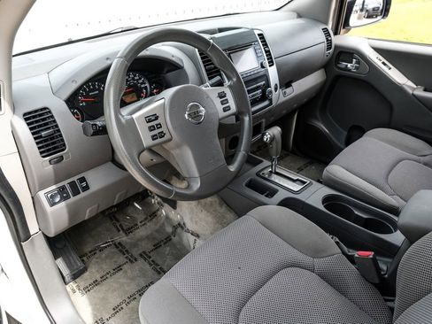 Used 2018 Nissan Frontier SV RWD image 2