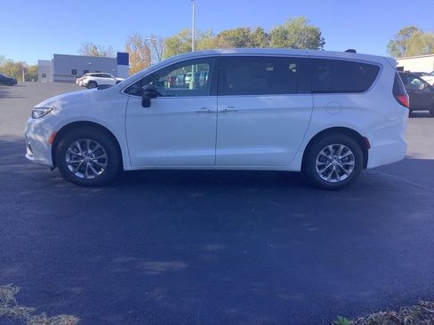 New 2026 Chrysler Pacifica Select image 7