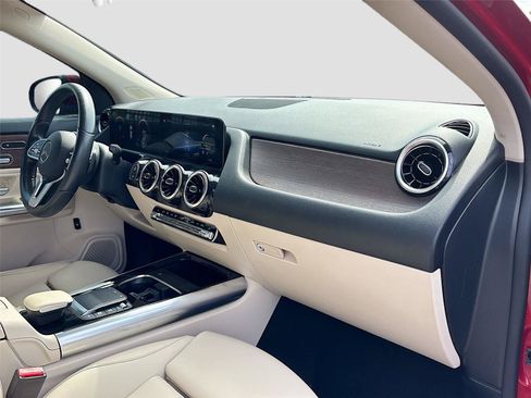 Used 2021 Mercedes-Benz GLA 250 4MATIC w/ Premium Package image 27