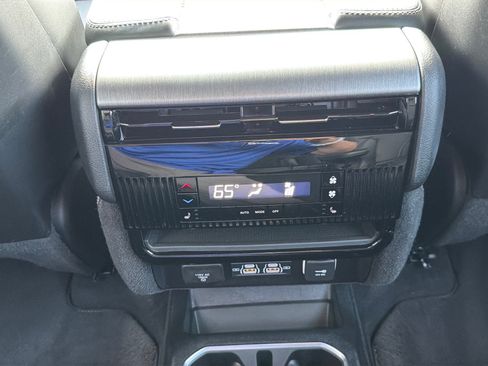 Used 2025 Jeep Wagoneer L Series II AWD/4WD image 27
