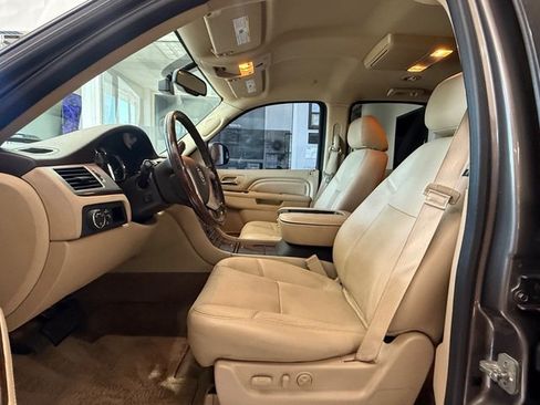 Used 2013 Cadillac Escalade Premium RWD image 5