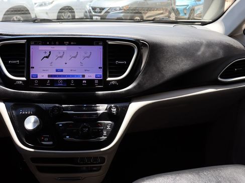 Used 2022 Chrysler Pacifica Touring-L FWD image 47