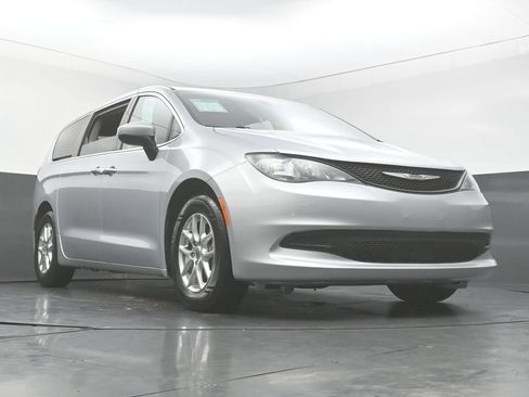 Used 2022 Chrysler Voyager LX FWD image 48