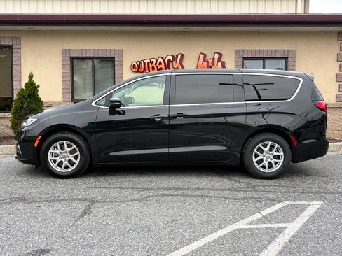 Used 2023 Chrysler Pacifica Touring-L FWD image 35